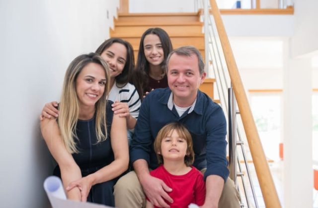Familia recibiendo las llaves de su nueva vivienda