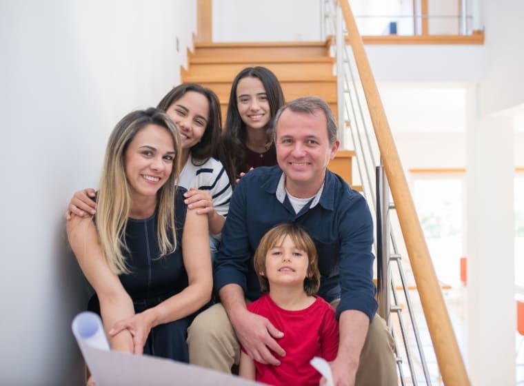 Familia recibiendo las llaves de su nueva vivienda